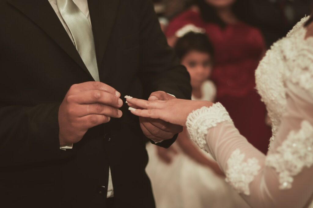 échange d'anneaux de mariage d'un couple qui se marie